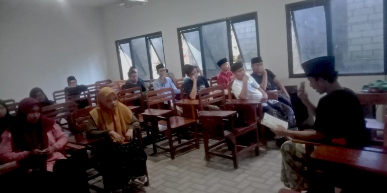 UKM Teater Saroengan Gelar Workshop Menulis Puisi untuk Anggota Baru