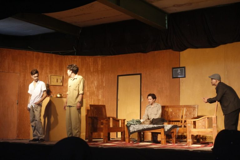 Pentas Perdana Teater Saroengan Angkatan Tiga. Ketua Pimpinan Produksi Naskah: Kita Butuh Panggung Drama yang Layak