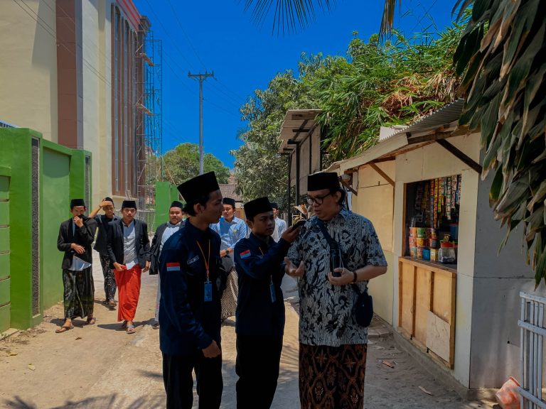 Santri Menulis di Media Sosial untuk Meningkatkan Literasi di Indonesia