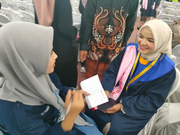 Wisudawan Terbaik STAI Al-Anwar Raih Penghargaan Cumlaude