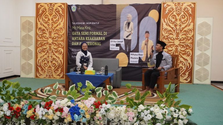 MC Masa Kini: Menjaga Gaya Semi Formal di Antara Keakraban dan Profesionalisme ala Efi Nur Jannah