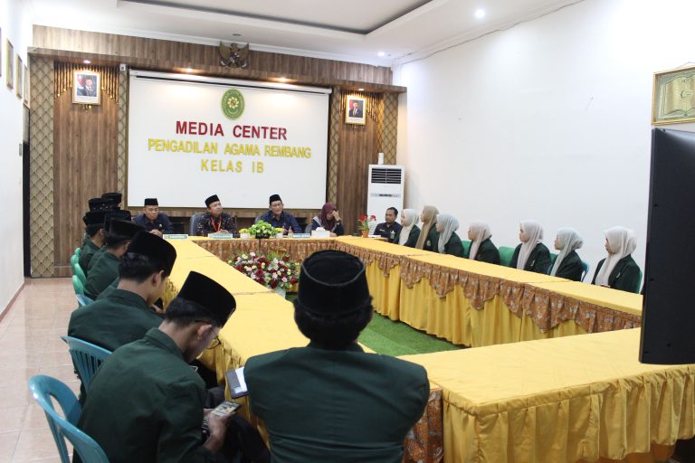 Mahasiswa Perbandingan Madzhab Ikuti Observasi di PA Rembang